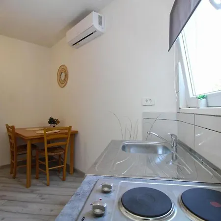 דירה Cozy With Patio And Parking *
