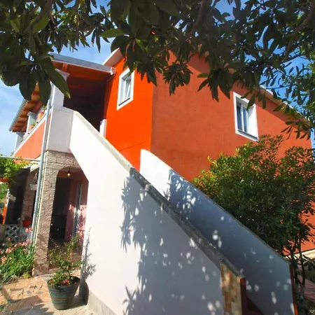 Cozy With Patio And Parking פאז'אנה