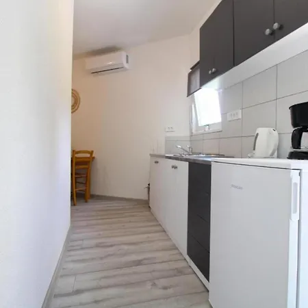 Cozy With Patio And Parking דירה *