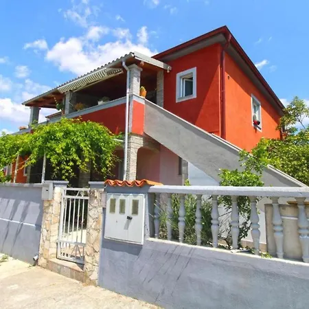 דירה Cozy With Patio And Parking *
