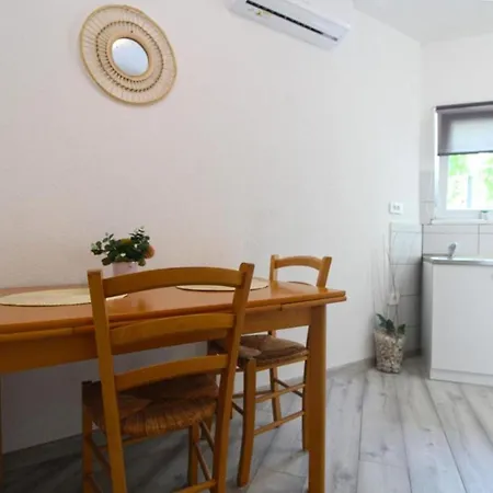 Cozy With Patio And Parking דירה