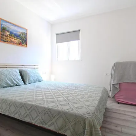 דירה Cozy With Patio And Parking *