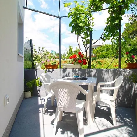 דירה Cozy With Patio And Parking פאז'אנה